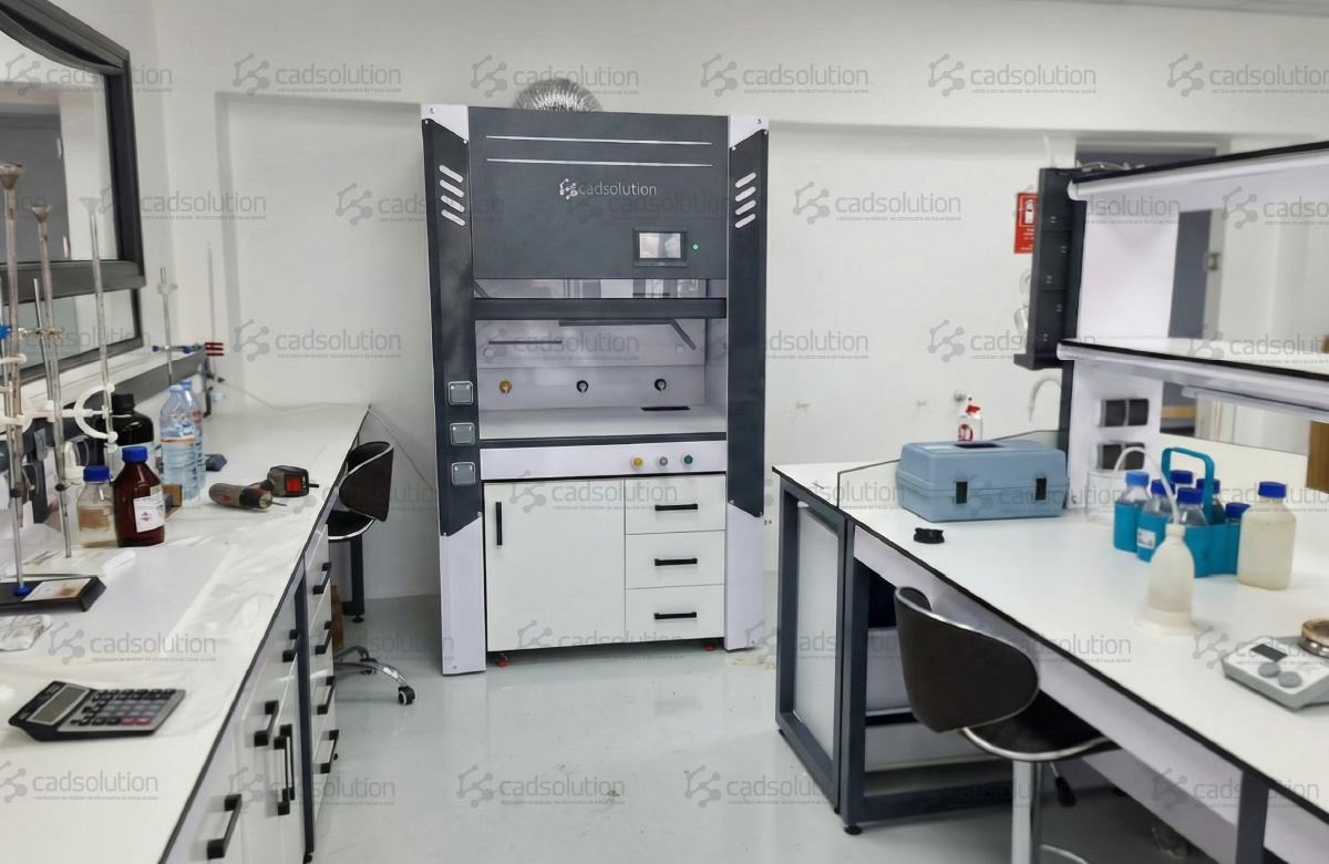 Sorbonne chimique de laboratoire avec extraction pour manipulation de solvants.