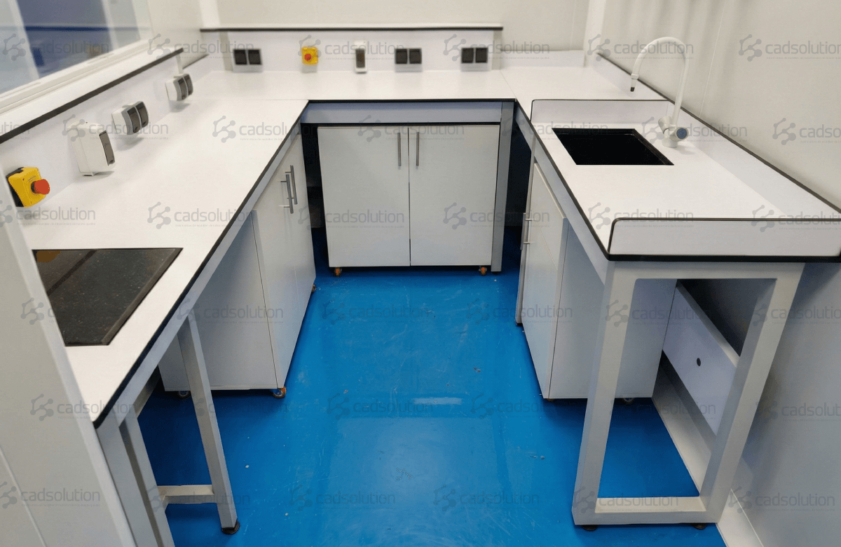 Paillasse murale humide avec évier et dosseret électrique pour laboratoire propre.