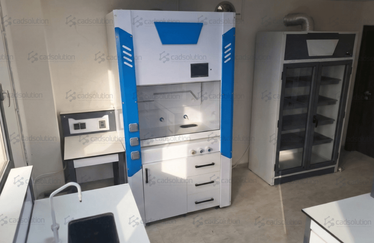 Armoire de stockage de produits chimiques ventilée avec portes vitrées.