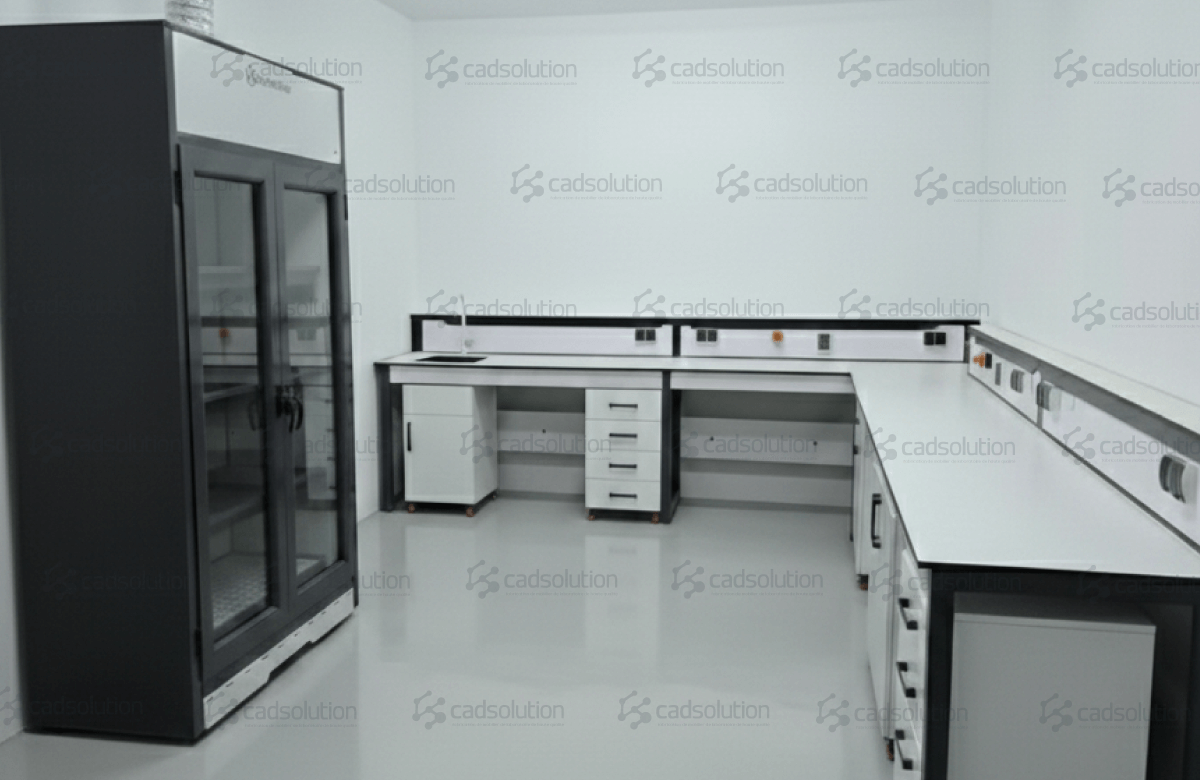 Aménagement laboratoire Oran avec paillasses murales en L et goulotte électrique.