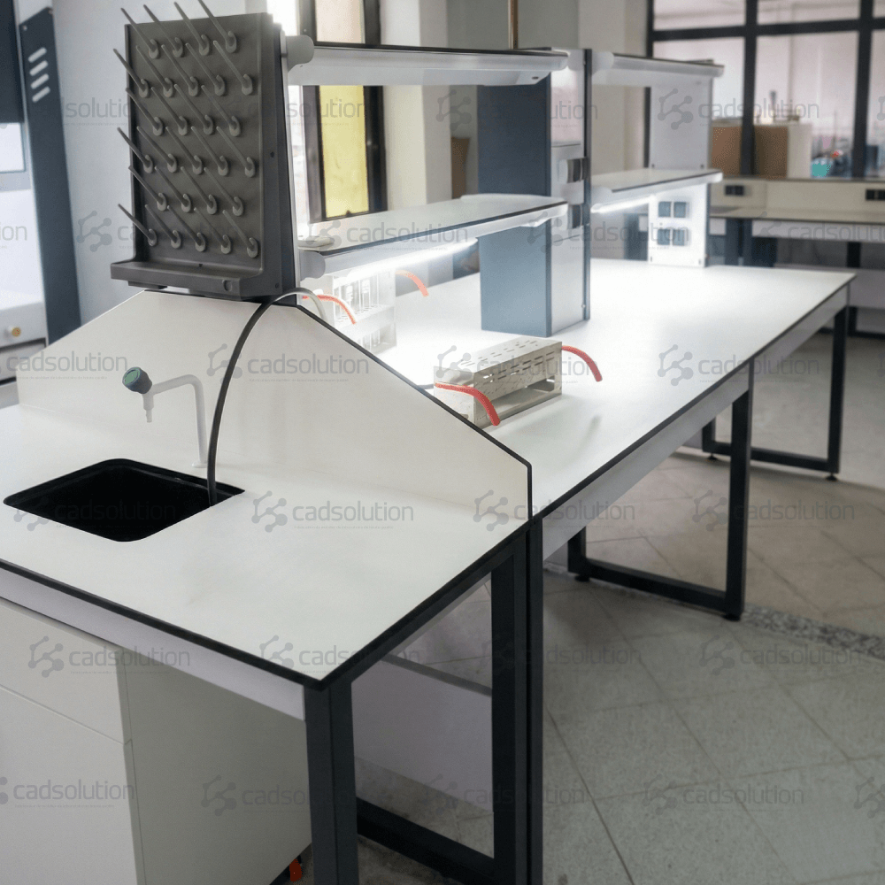 Paillasse centrale de laboratoire blanche avec étagère à réactifs et égouttoir.