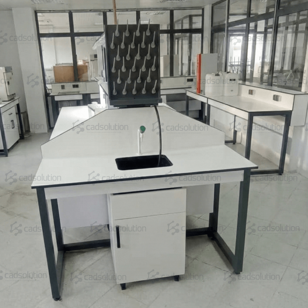 Paillasse centrale de laboratoire blanche avec étagère à réactifs et égouttoir.